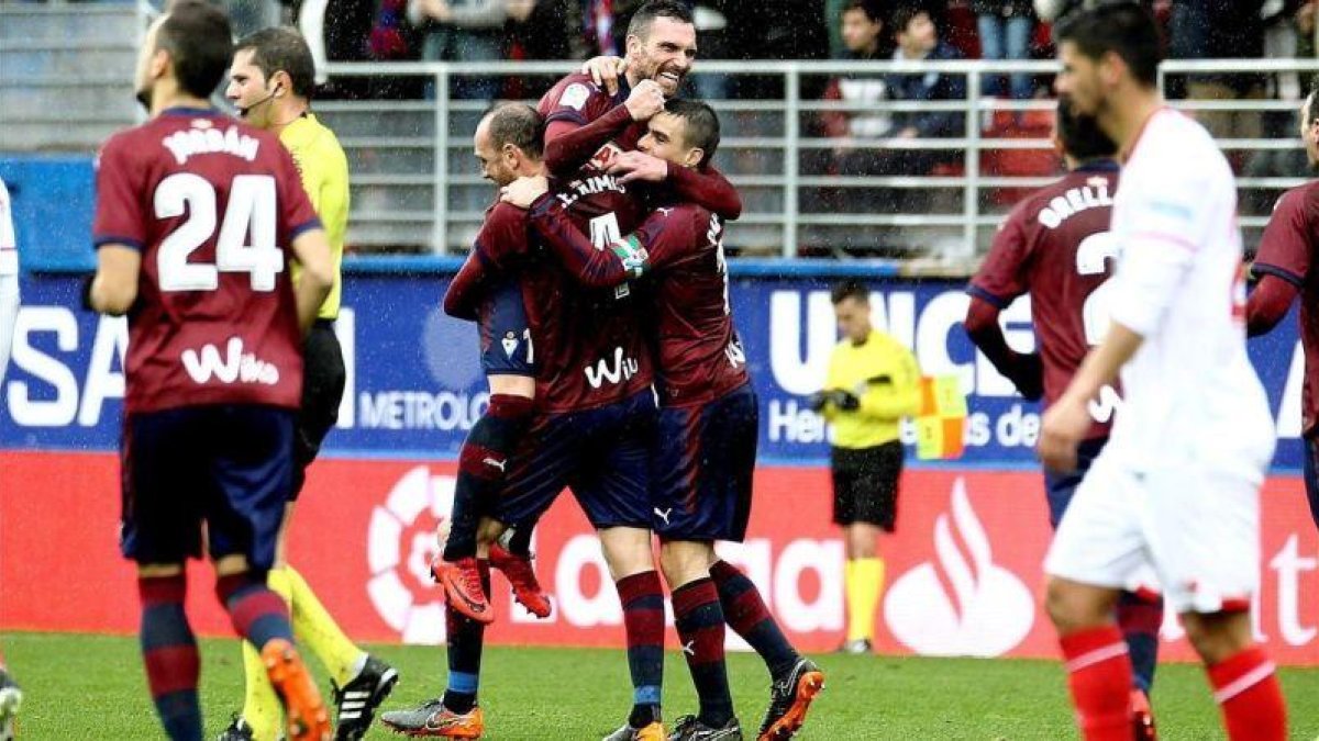 Los jugadores del Eibar celebran el gol marcado por Arbilla.-EFE / GORKA ESTRADA