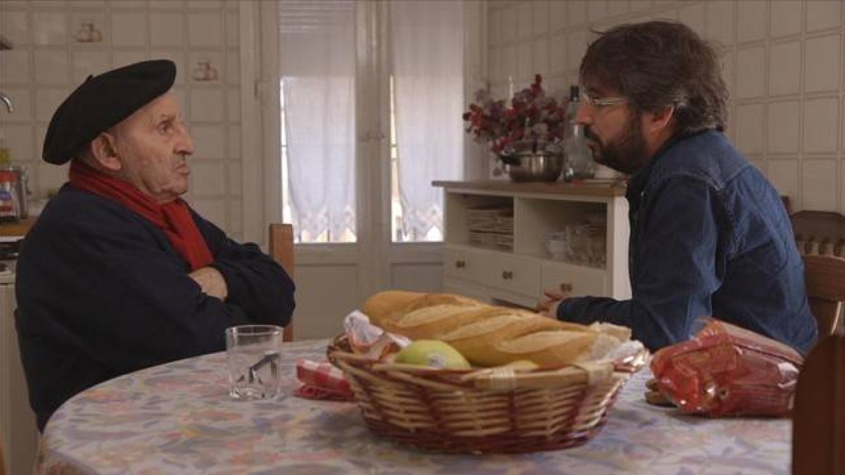 Jordi Évole, en 'Salvados', con Lucio Urtubia.-Foto: ATRESMEDIA