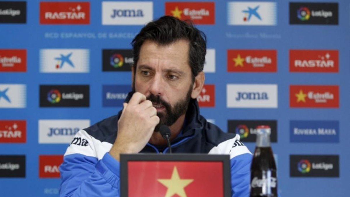 Quique Sánchez Flores, en  una rueda de prensa en Sant Adrià.-RCDE