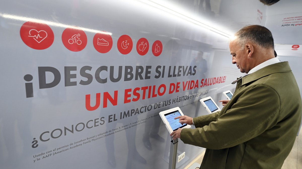 En la unidad móvil el participante puede saber si lleva un estilo de vida saludable. SANTI OTERO