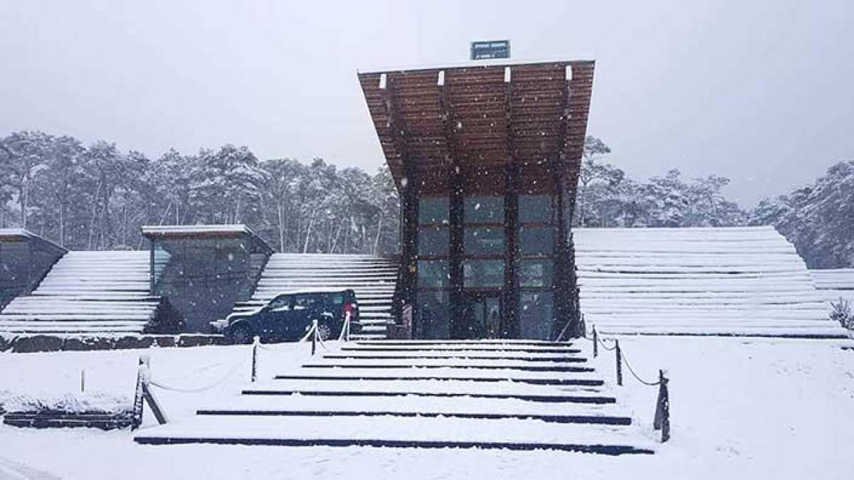 La Casa de la Madera, situada entre Quintanar de la Sierra y Regumiel de la Sierra, amaneció con más de 10 cm de nieve acumulada.-MONTSERRAT IBÁÑEZ