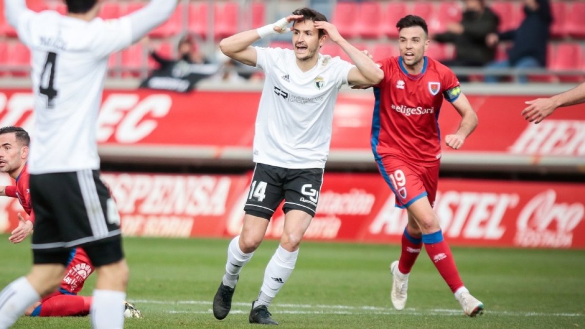 Elgezabal lamenta una decisión arbitral. GONZALO MONTESEGURO / DIARIO DE SORIA