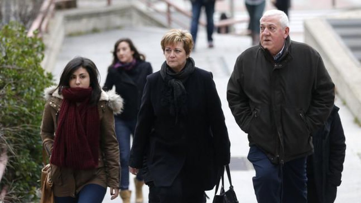 Isabel de la Fuente, madre de Cristina Arce, fallecida junto con otras cuatro jóvenes, su hermana y su padre a su llegada a la sede de la Audiencia donde se elebra el juicio del Madrid Arena.-EFE / CHEMA MOYA