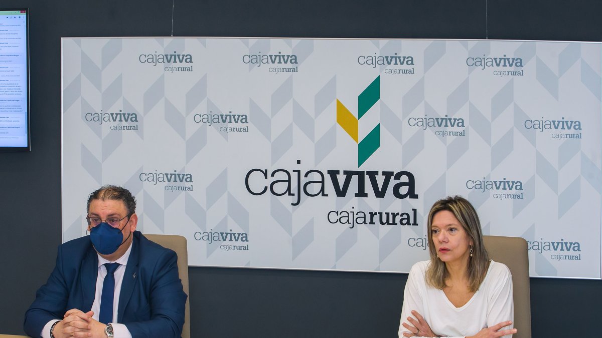 Germán Martínez y Mercedes Rodríguez durante la presentación de la Programación del próximo semestre de CajaViva Caja Rural. TOMÁS ALONSO