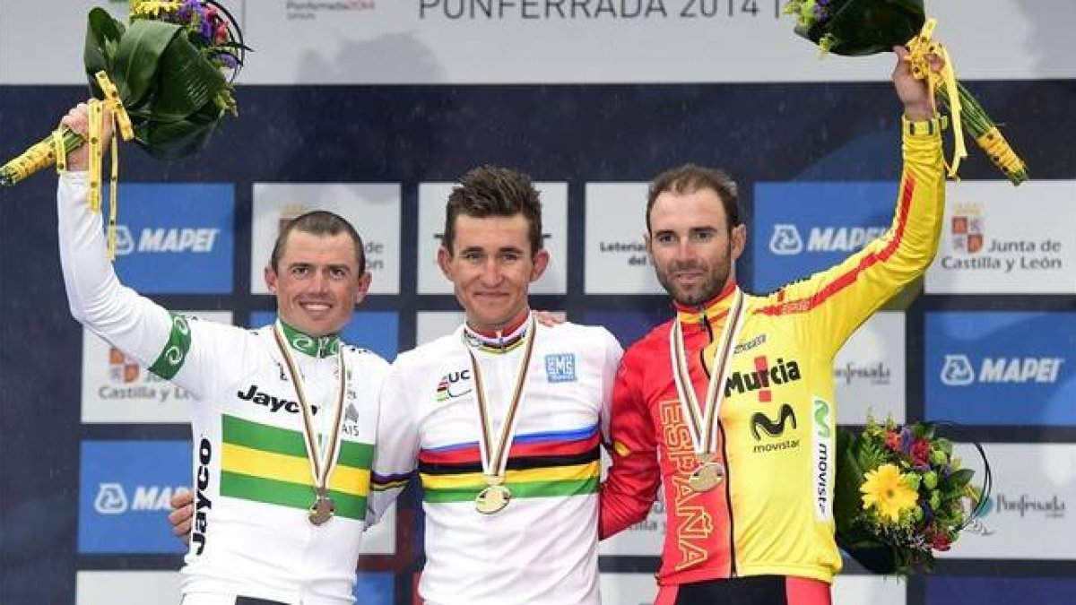 Kwiatkowski, en el podio con el maillot arcoíris, rodeado por Gerrans (plata) y Valverde (bronce).-