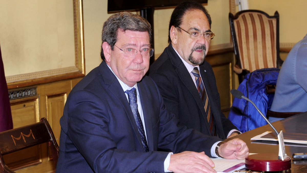 Un momento del balance hecho por Rico, (i), a quien acompañó Ángel Guerra, responsable del área provincial de Hacienda.I.L.M.