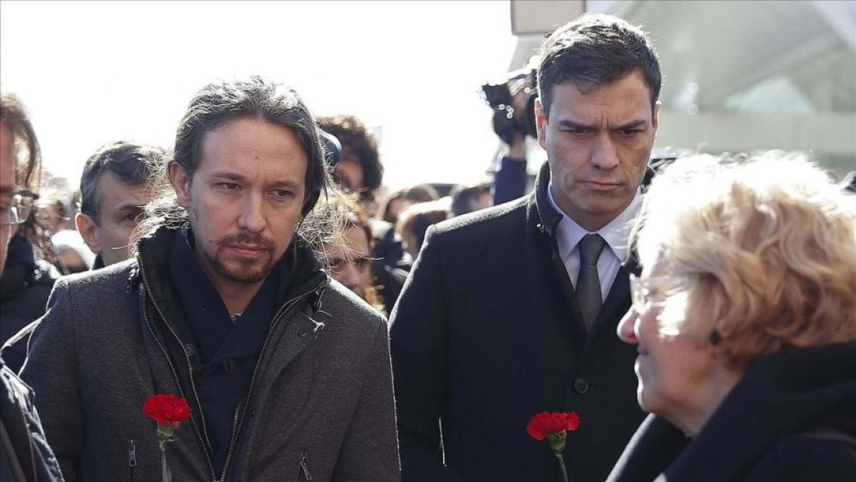 Iglesias y Sánchez, con la alcaldesa de Madrid, Manuela Carmena, durante el reciente homenaje a las víctimas del 11-M.-EFE / PACO CAMPOS