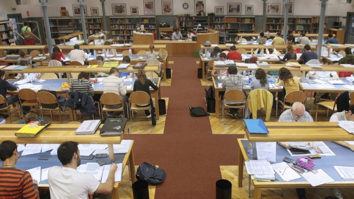 Imagen del interior de la biblioteca del Teatro Principal.-ISRAEL L. MURILLO