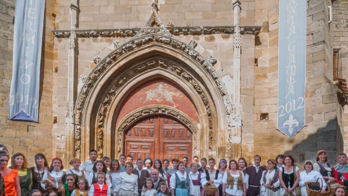 Los miembros de la agrupación frente a la iglesia de la localidad.-ECB
