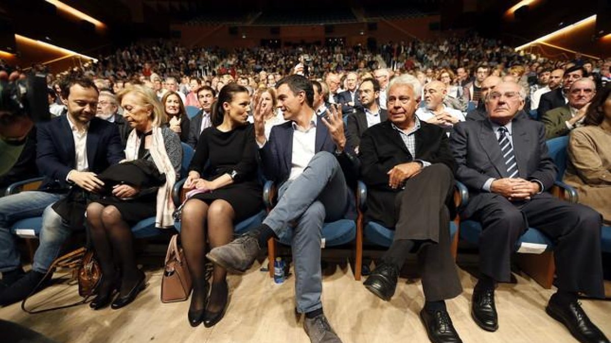 Acto de homenaje al dirigente socialista guipuzcoano Txiki Benegas-EFE / JAVIER ETXEZARRETA