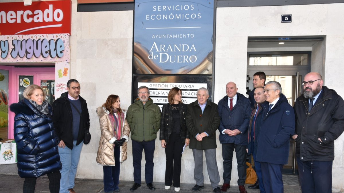 La corporación ha estado acompañada por antiguos concejales y el consejero de Presidencia y su predecesor