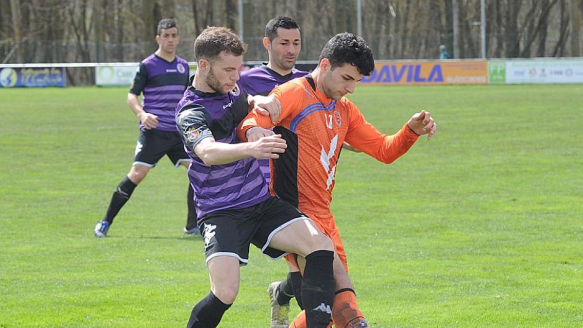 El jugador del Caja Rural BP Varo disputa un balón con un jugador del Palencia.-ISRAEL L. MURILLO