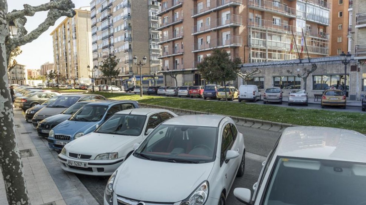 Zona de aparcamiento de vehículos en batería en la calle del Carmen.-SANTI OTERO
