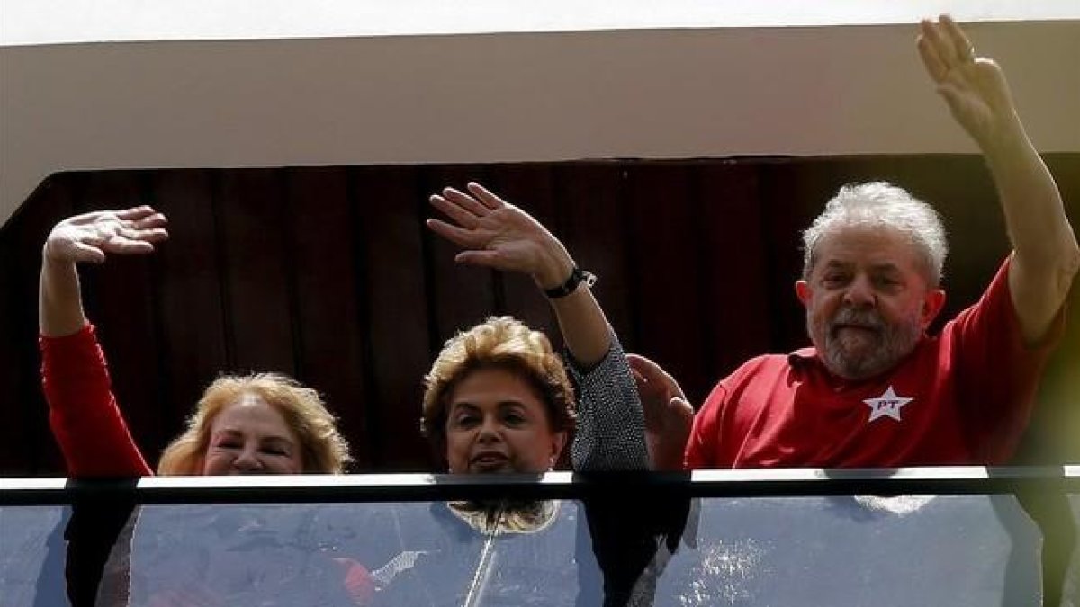 REUTERS / PAULO WHITAKER-Lula, Rousseff y la esposa del expresidente..