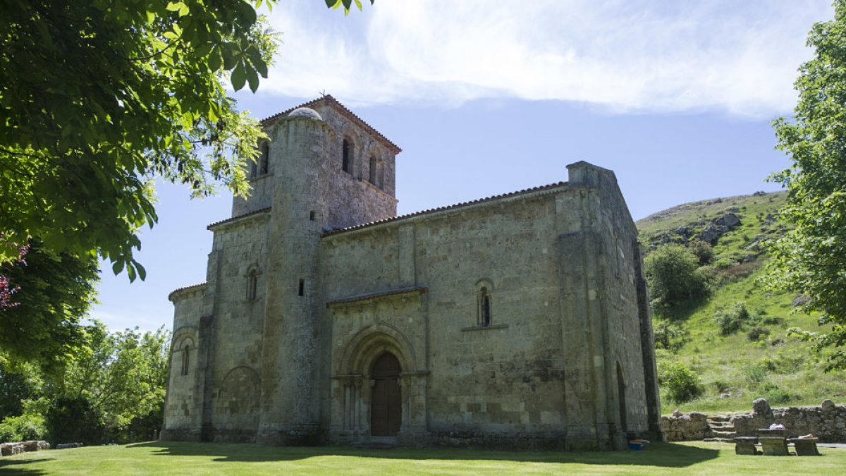 La ermita de Santa María del Valle data del siglo XII y está ubicada en un bello entorno natural. ECB