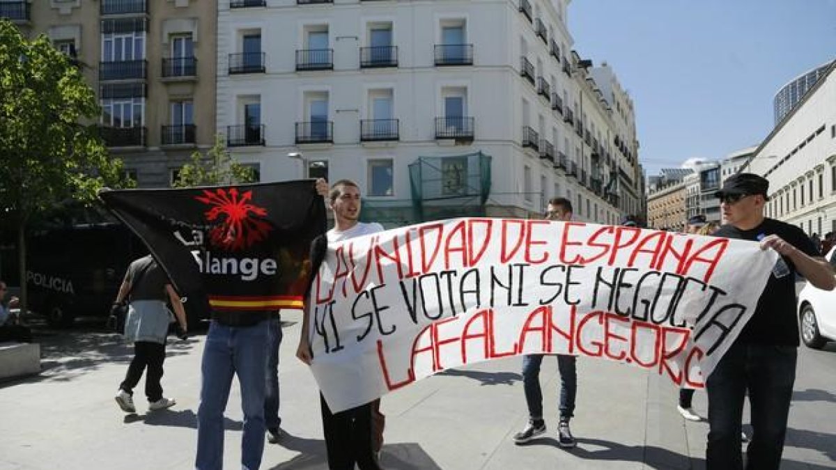 Varios miembros de la ultraderecha se manifiestan contra la independencia de Cataluña, en las inmediaciones del Congreso.-AGUSTIN CATALAN