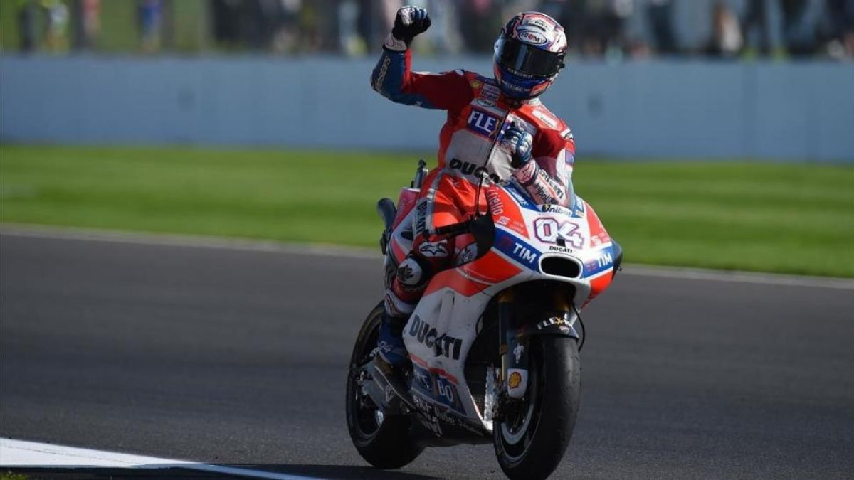 Andrea Dovizioso celebra la victoria en Inglaterra-AFP / OLI SCARFF