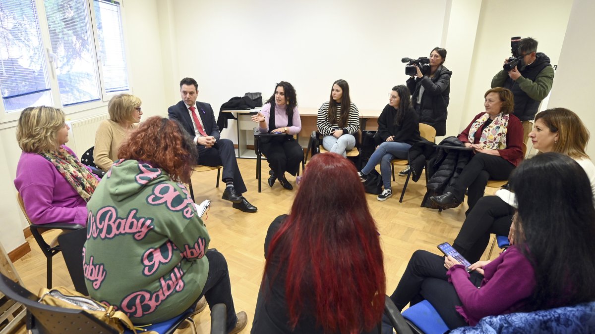 Reunión del alcalde y concejales del Ayuntamiento de Burgos con una representación de los colectivos de mujer. ICAL
