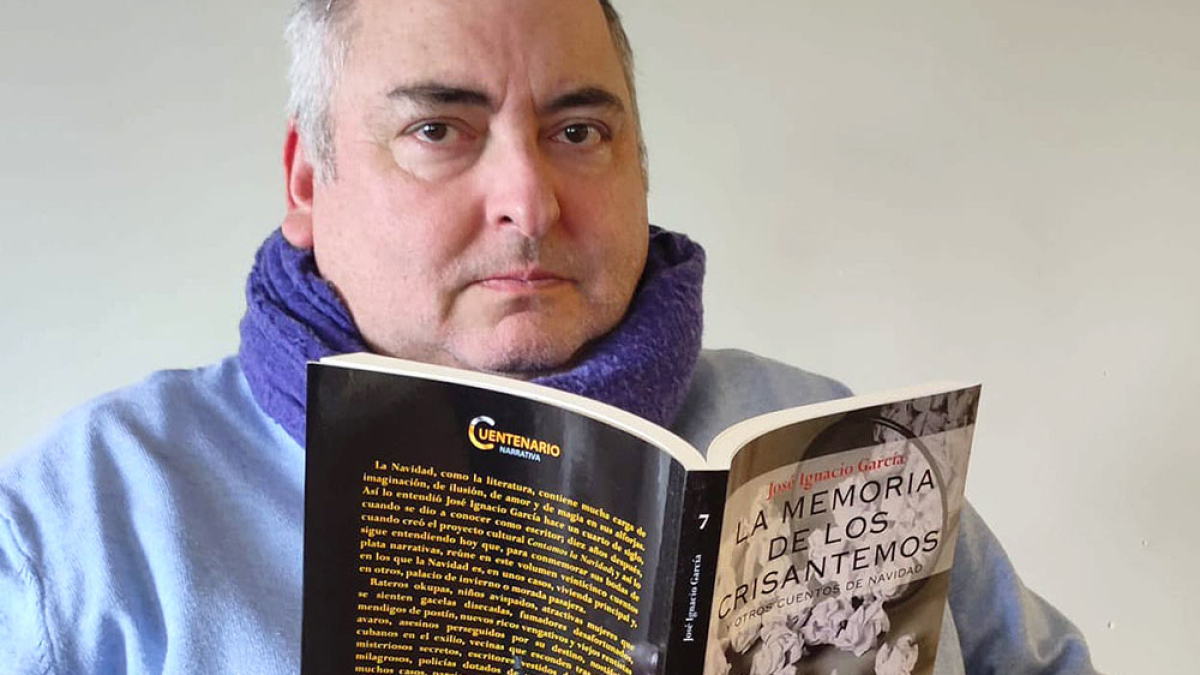 El escritor José Ignacio García, con un ejemplar de 'La memoria de los crisantemos'. ISABEL ALONSO RODRÍGUEZ