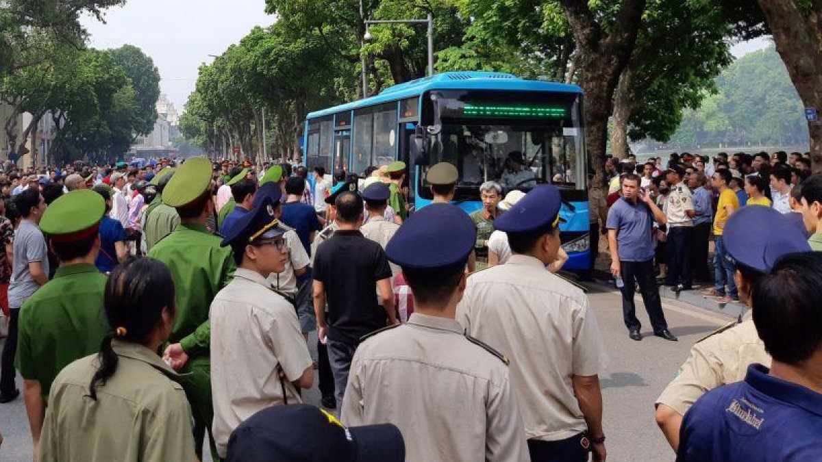 Policías rodean a manifestantes durante una protesta en las calles de Hanoi (Vietnam).-STAFF (REUTERS)