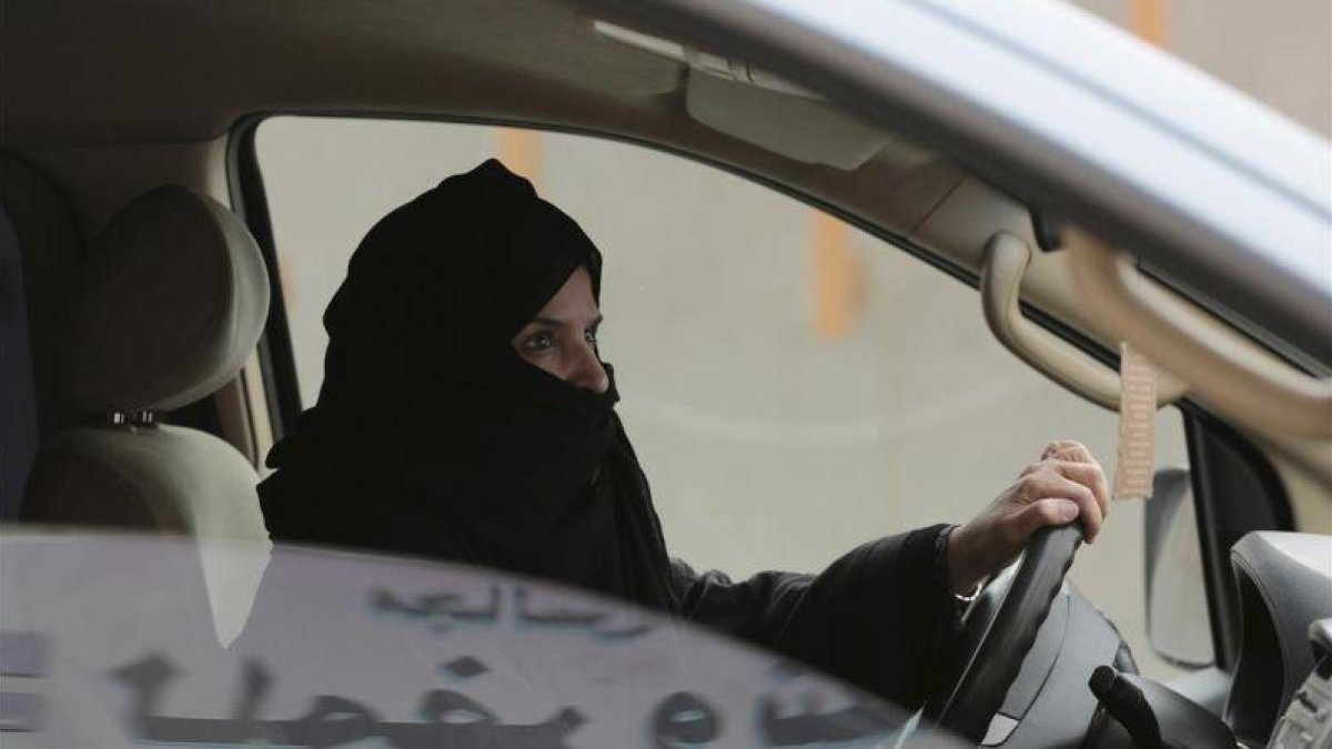 Aziza al-Yousef, una de las activistas detenidas, conduce de forma clandestina un vehículo por una autopista de Riad.-AP / HASSAN JAMALI