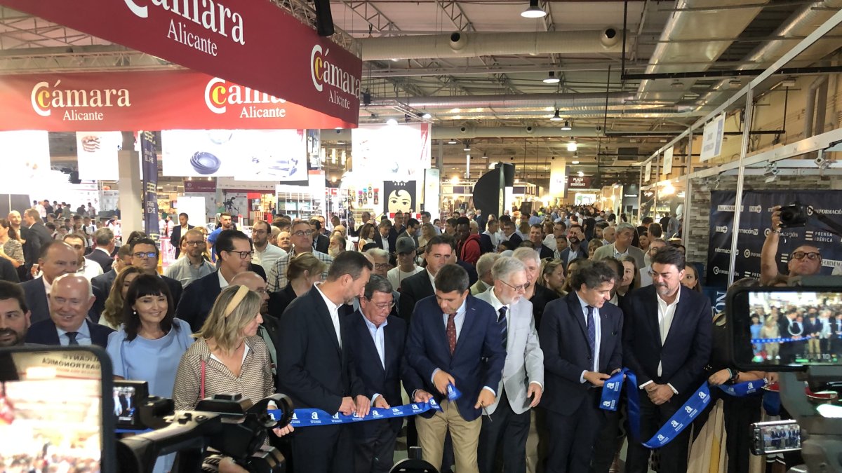 El presidente de la Diputación fue uno de los encargados de inaugurar la feria. ECB