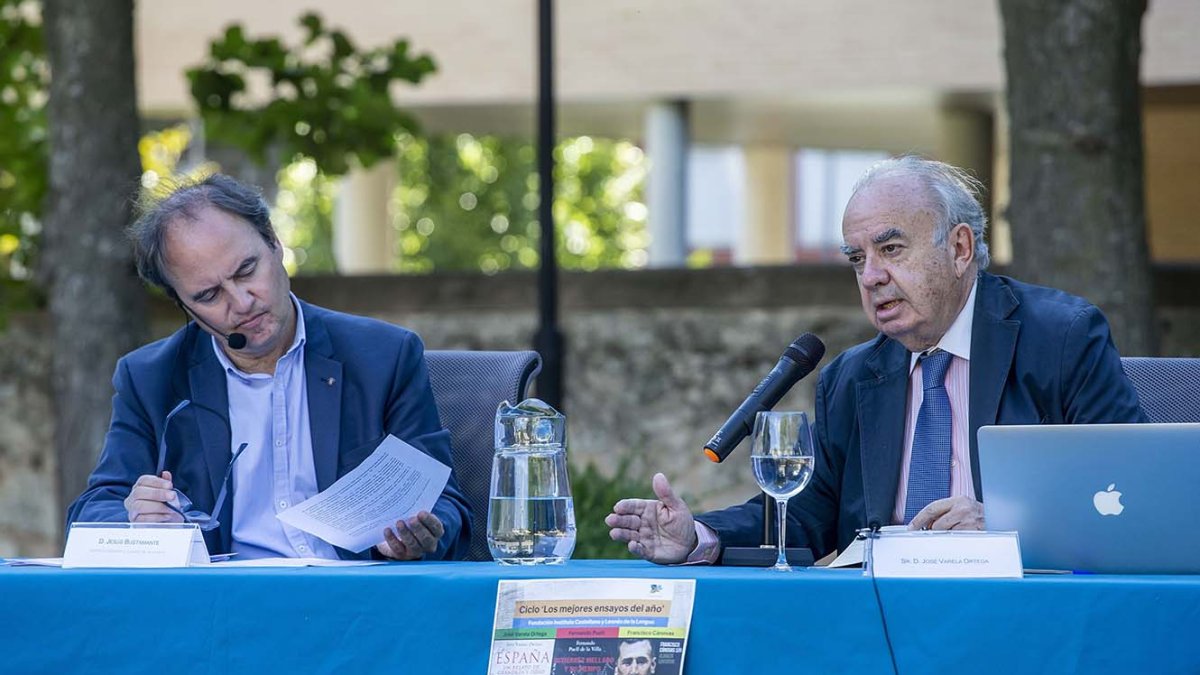 José Varela Ortega (derecha) junto al periodista Jesús Bustamante, ayer, en el Palacio de la Isla. SANTI OTERO
