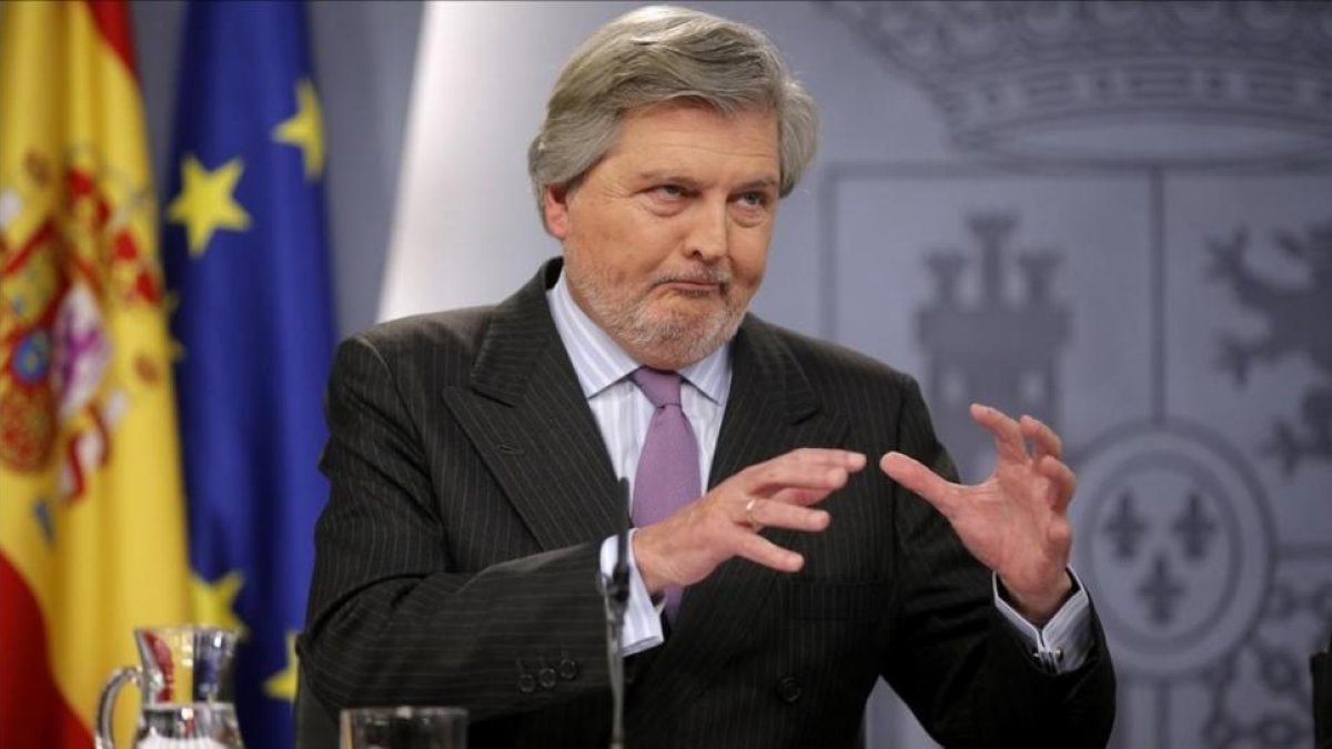 El portavoz del Gobierno, Íñigo Méndez de Vigo, en la rueda de prensa posterior al Consejo de Ministros.-JOSÉ LUIS ROCA