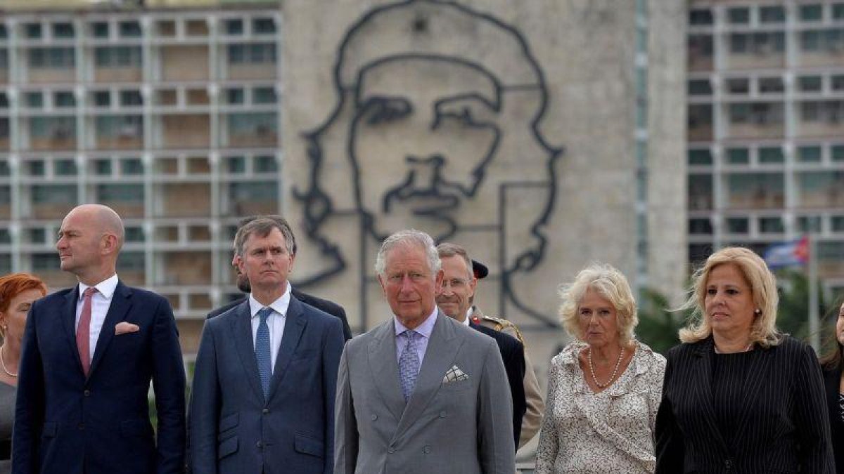 El príncipe Carlos de Inglaterra y su comitiva en la Habana, Cuba.-AFP