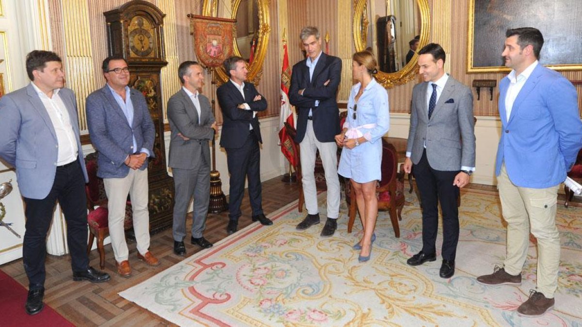 El presidente de ACB, Antonio Martín -en el centro-, charla con representantes delequipo de Gobierno y del SanPablo en su visita del pasado mes de julio.-ISRAEL L. MURILLO