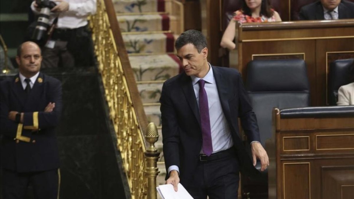 Pedro Sánchez comparece en el pleno del Congreso de los Diputados para informar sobre la próxima reunión del Consejo Europeo.-DAVID CASTRO