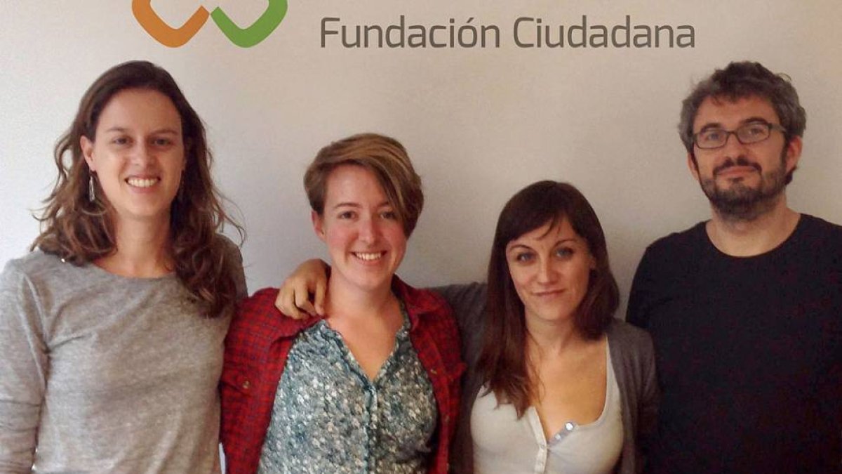 De izquierda a derecha, las colaboradoras Cristina Moreno (Alianzas) y Caitlin Weber (Sunlight Foundation) junto con Eva Belmonte (Proyectos) y David Cabo (Director) de Civio.-Javier de Vega