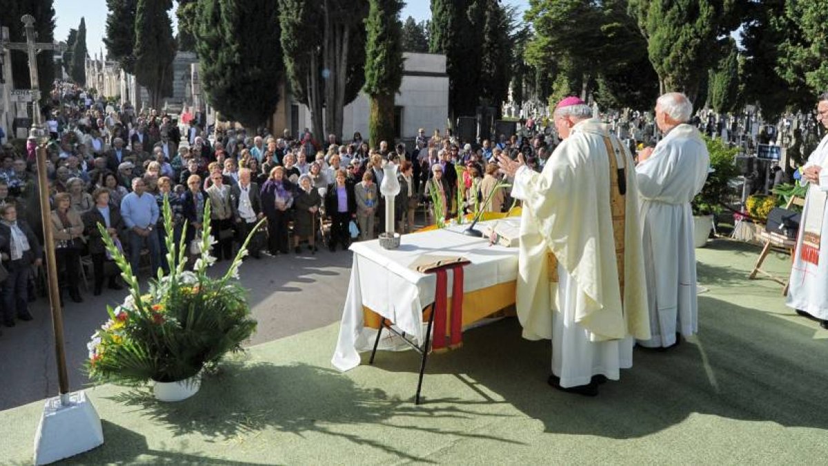 La misa de los Santos celebrada a las 12. 00 horas en el cementerio reunió a una gran cantidad de fieles.-ISRAEL L. MURILLO