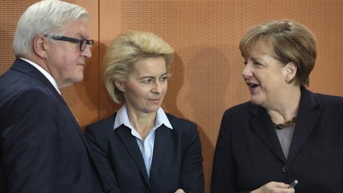 Merkel, con la ministra de Defensa, Ursula von der Leyen, y el titular de Exteriores, Frank-Walter Steinmeier, este martes.-AP