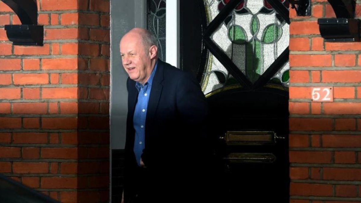 El primer secretario de Estado Damian Green sale de su casa en Londres.-FACUNDO ARRIZABALAGA / EFE