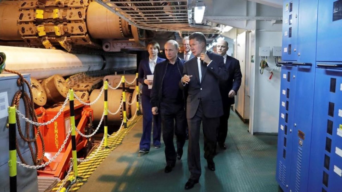 Putin, junto a Alexei Miller, jefe ejecutivo de la principal empresa de hidracarburos Gazprom, inspeccionado un proyecto de gaseoducto en el mar Negro.-SPUTNIK