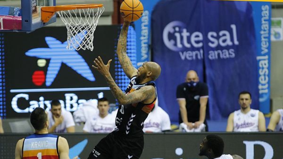 Horton entra a canasta ante Kravic y Clemons. FOTOS: SANTI OTERO