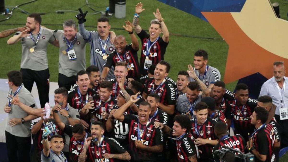 Se trata del primer título internacional de un Atlético Paranaense que rozó la gloria en 2005, cuando perdió la final de la Copa Libertadores ante el Sao Paulo.-REUTERS