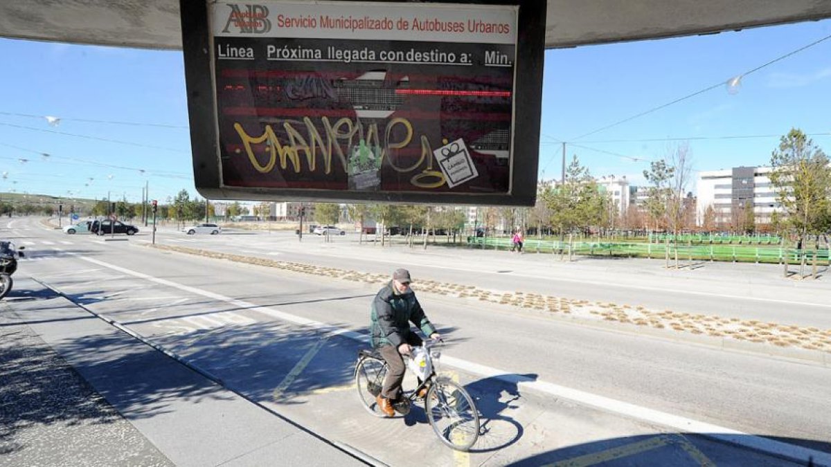 Las pintadas han dejado casi inservible la pantalla de tiempos del autobús municipal.-ISRAEL L. MURILLO