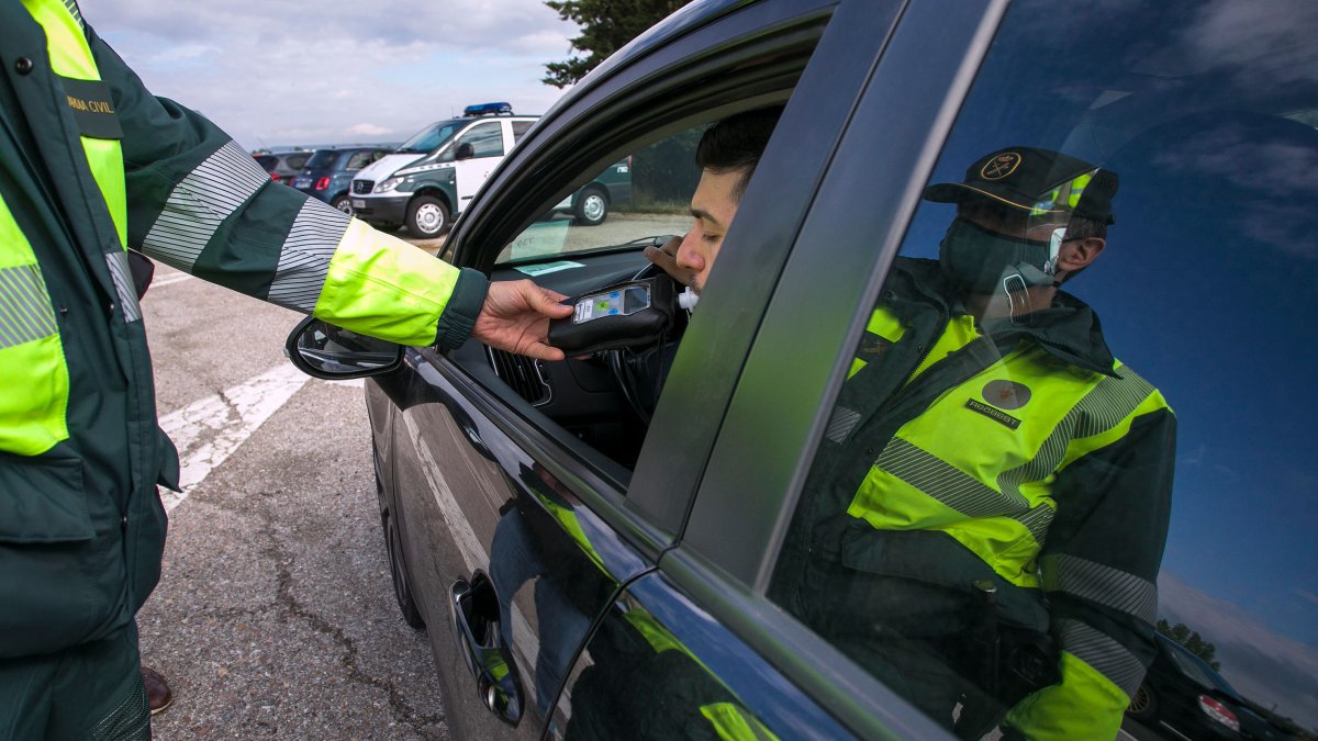 Imagen de un control de la Guardia Civil en la N-120, en San Medel. TOMÁS ALONSO