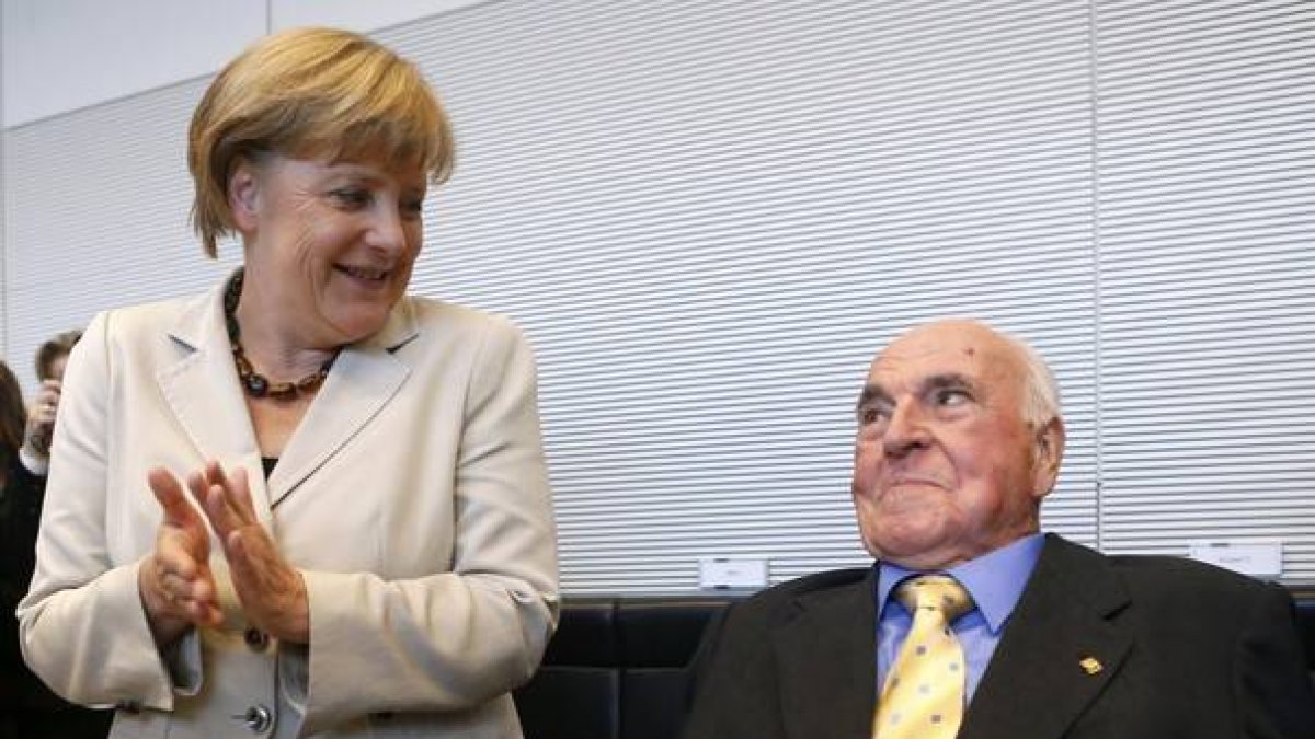 La cancillera Angela Merkel aplaude al excanciller Helmut Kohl, en el 2012.-Foto:   FABRIZIO BENSCH / REUTERS