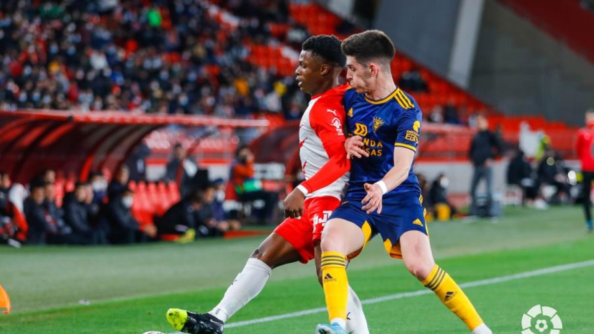 La defensa rojilla fue puesta a prueba constantemente por el ataque del Almería. LA LIGA