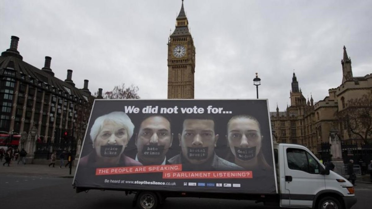 Una camioneta publicitaria con un póster anti-'brexit' pasa por delante del Parlamento británico, en Londres, el 27 de febrero.-DANIEL LEAL-OLIVAS