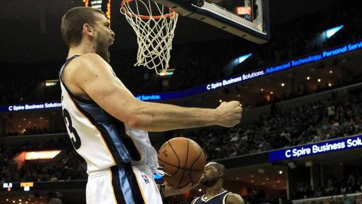 Marc Gasol, jugador de los Grizzlies, celebra una canasta anotada tras recibir falta.-EFE