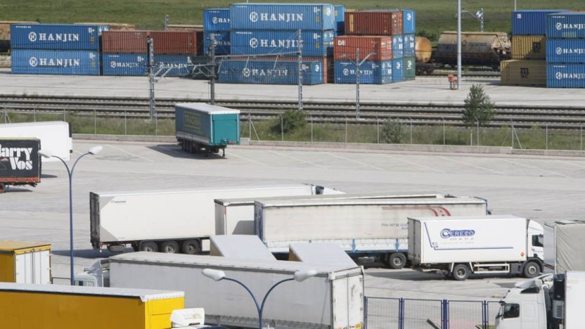 Camiones y contenedores en el centro intermodal de transportes de Villafría, junto a la estación de mercancías.-RAÚL G. OCHOA