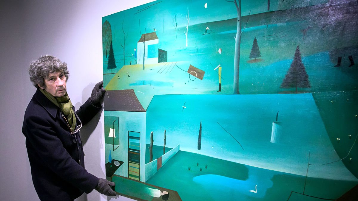 Emilio González con uno de los  71 cuadrosque componen esta exposición que se podrá visitar hasta el 27 de marzo en la sala ‘Pedro Torrecilla’ de la plaza de España. FOTOS: SANTI OTERO