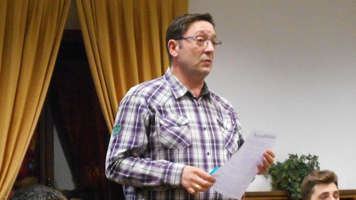 El representante sindical denunció la situación ante el pleno.-L.V.