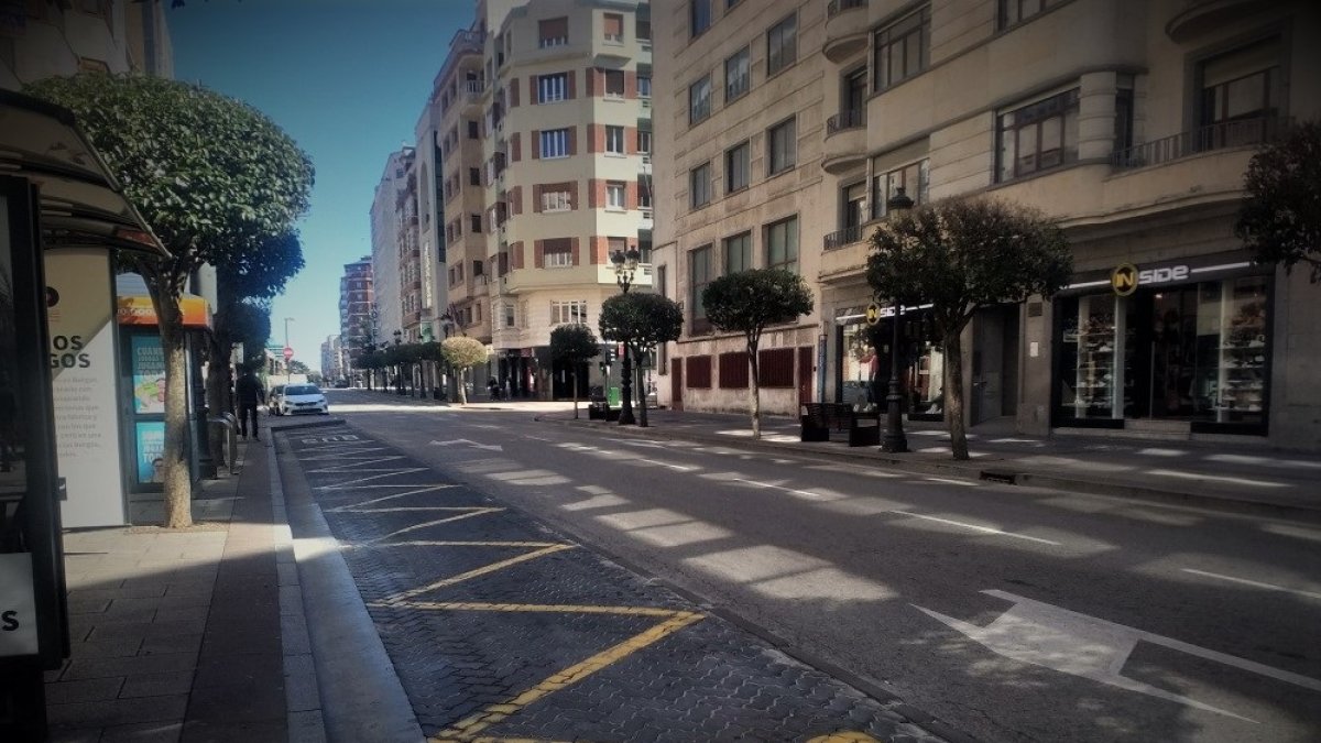 La calle Vitoria, en pleno centro de Burgos, completamente vacía a las 13:00h de hoy sábado. S. L. C.