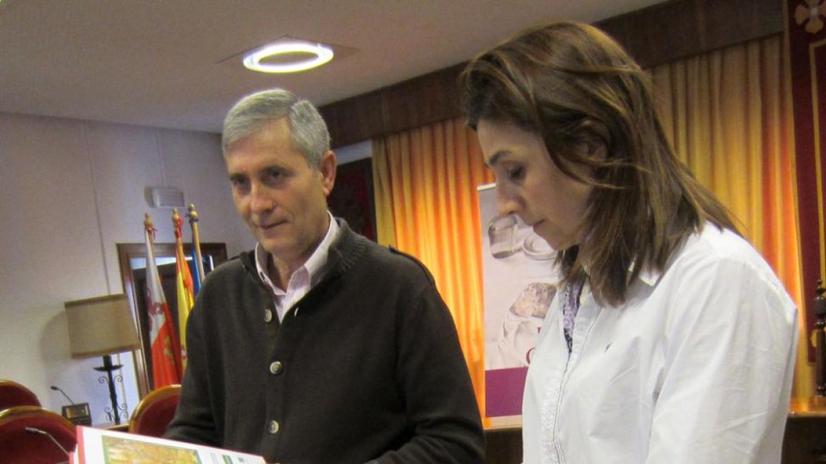 Sanz y González con los documentos entregados por el equipo redactor.-L.V.