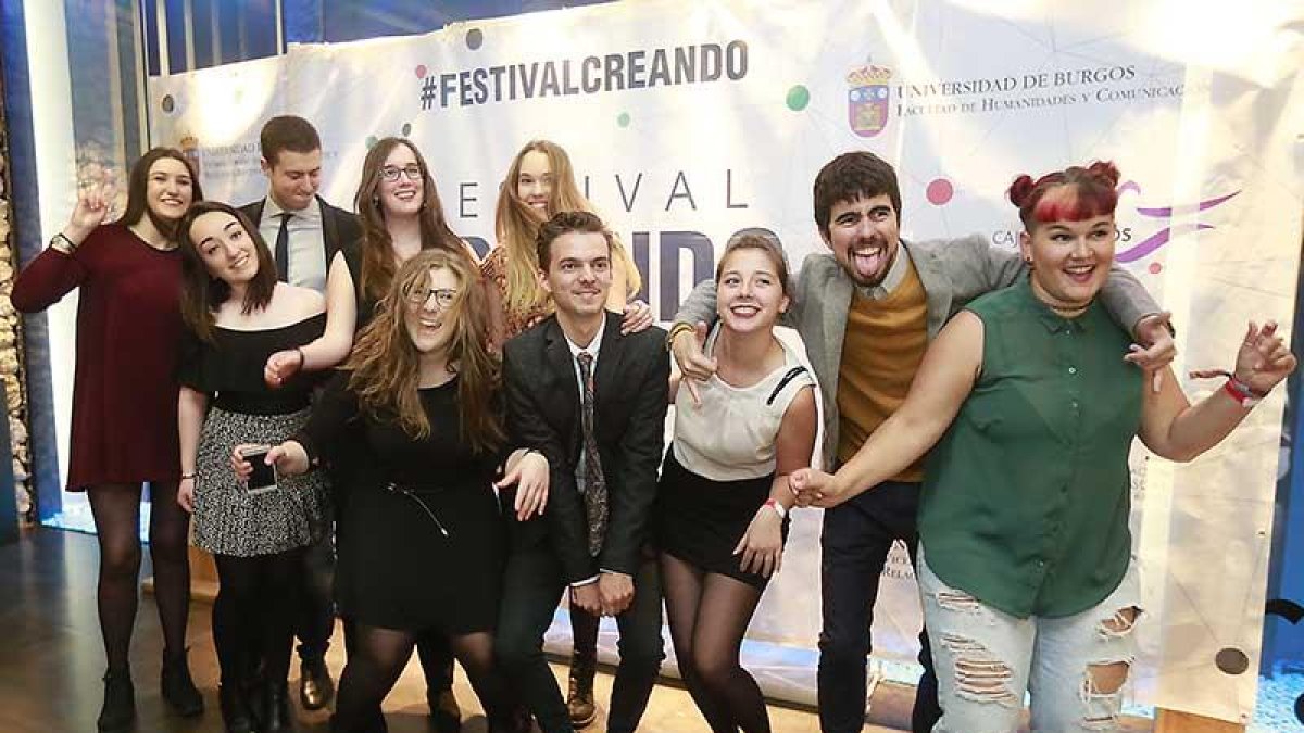 Un grupo de voluntarios posa divertido en el ‘photocall’ antes de entrar al salón de actos.-Raúl Ochoa